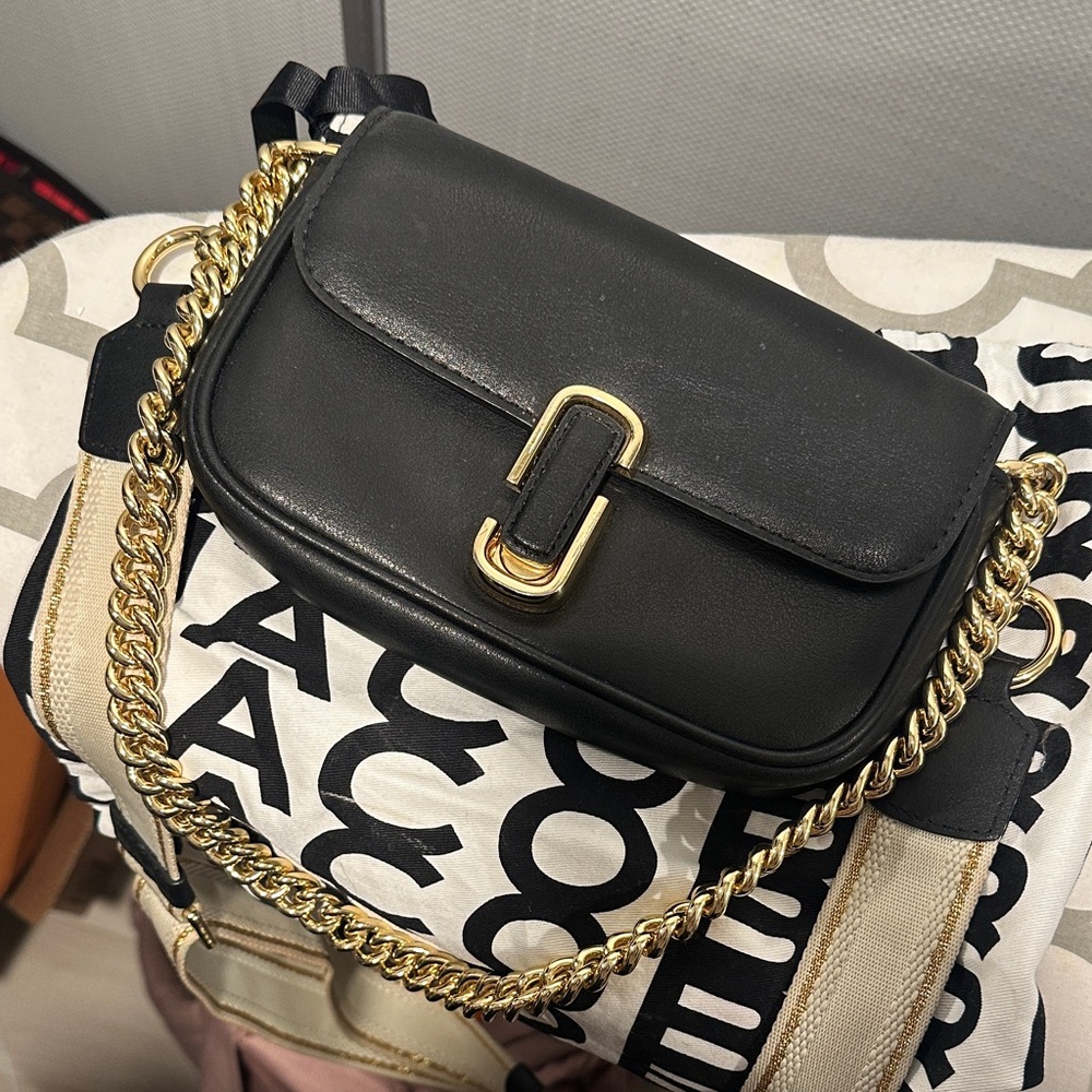 Marc Jacob’s J marc shoulder bag. Black Leather Crossbody Bag with Gold Chain
